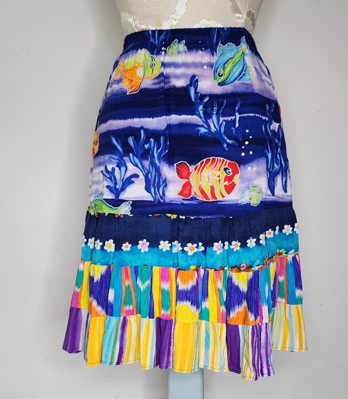 Jams World Hattie Talking Fish skirt made of 100% spun-crushed rayon Size small