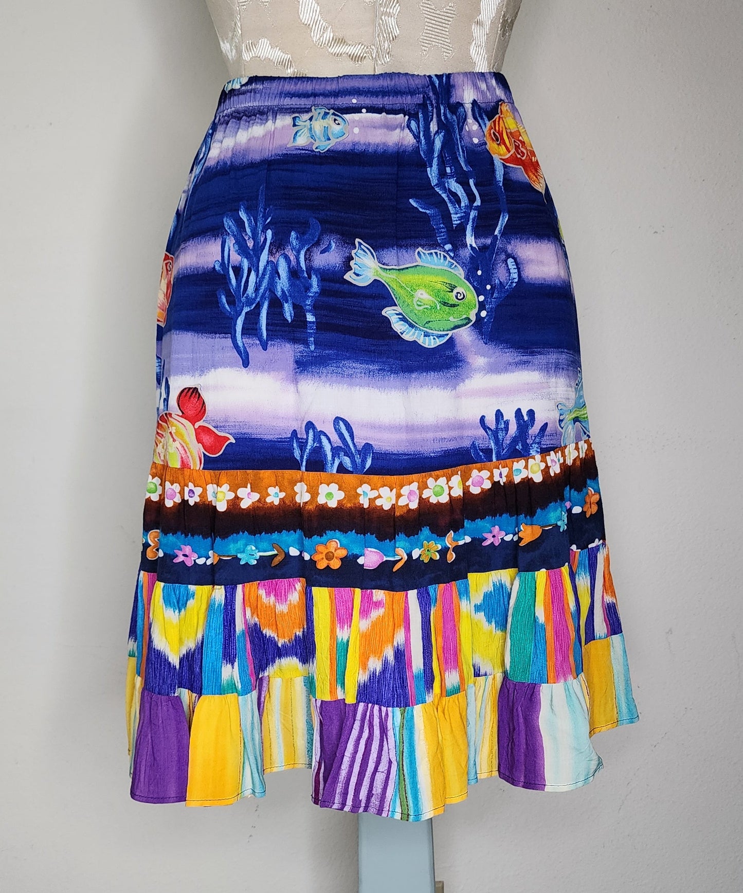 Jams World Hattie Talking Fish skirt made of 100% spun-crushed rayon Size small